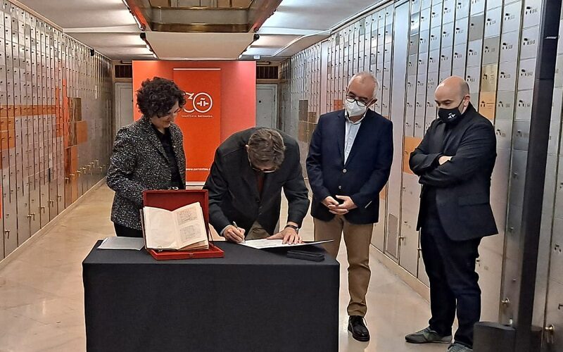 Depositada la obra inédita de Fernán-Coronas en la Caja de las Letras del Instituto Cervantes