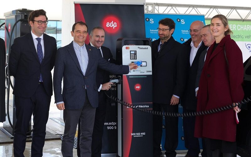 Mastercard, Banco Sabadell y EDP presentan el primer proyecto de pago con tarjeta para puntos de recarga eléctricos