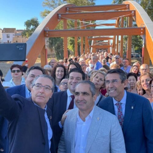 Inaugurado el puente peatonal de madera del pueblo malagueño de Álora
