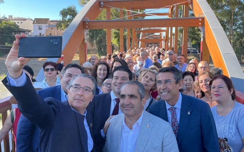 Inaugurado el puente peatonal de madera del pueblo malagueño de Álora