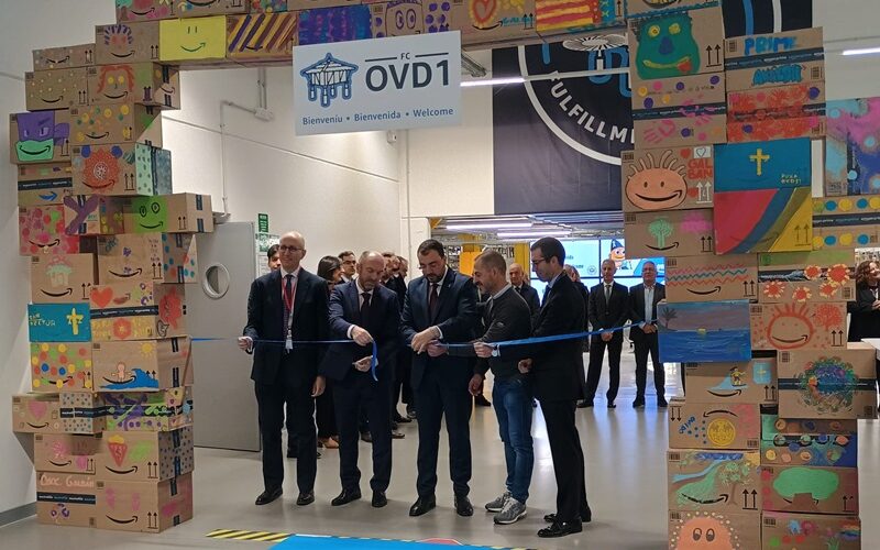 Adrián Barbón preside el acto de inauguración oficial del nuevo centro logístico de Amazon en Asturias