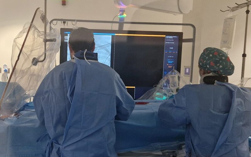 El HUCA forma en una técnica innovadora en Neurocirugía para reducir hematomas entre el cerebro y el cráneo